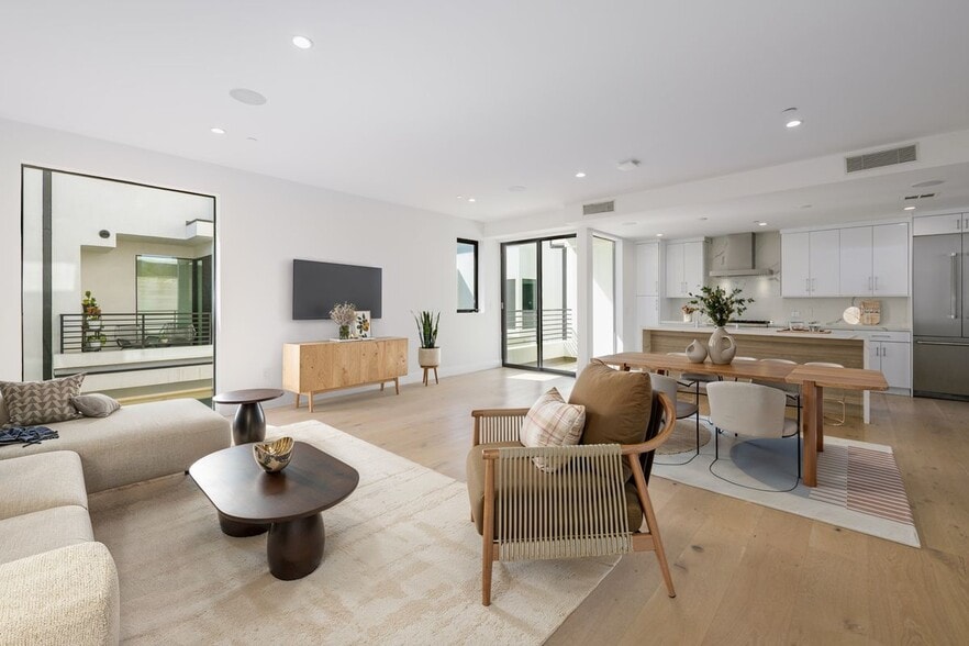 Building Photo - 741 N Gramercy Pl