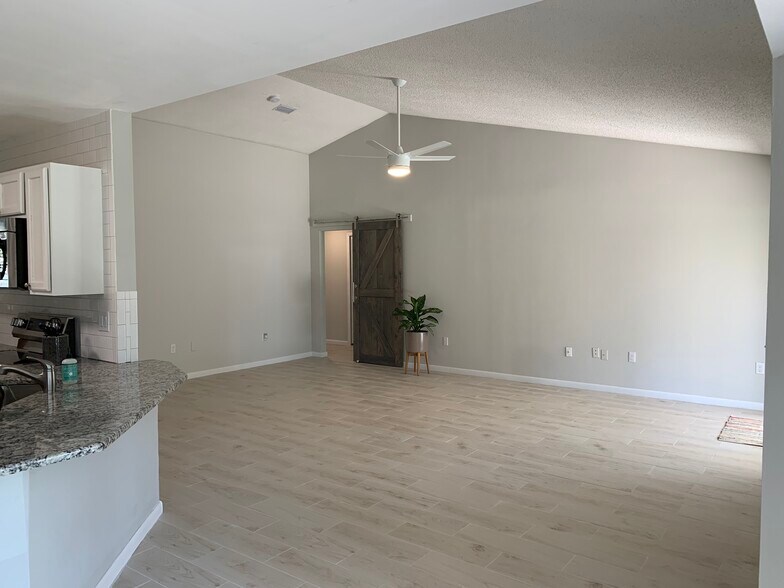 Living - 522 Blankenship Ln