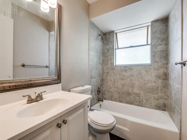 Building Photo - 2025 Cedar Valley Ln