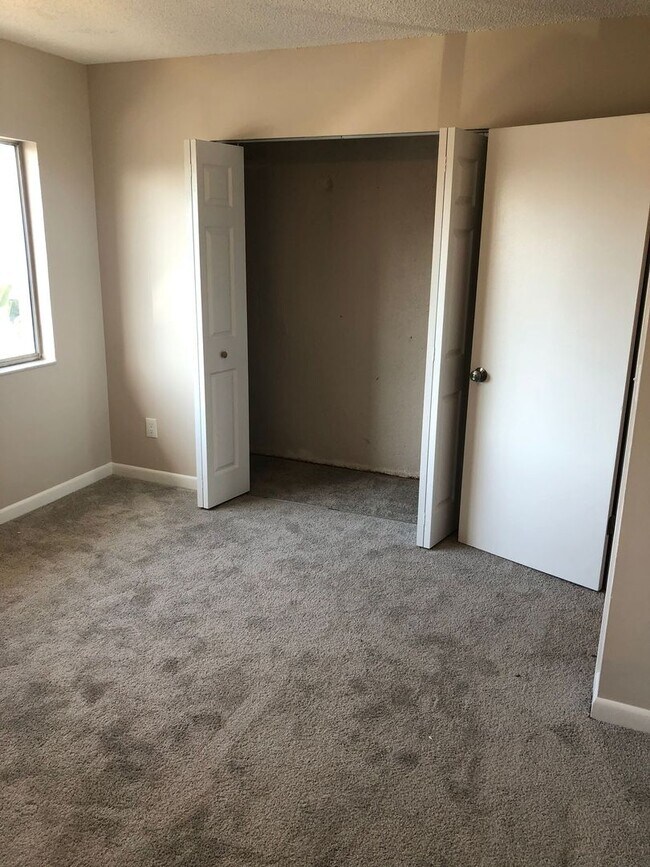 Building Photo - 2 Bed 1.5 Bath Townhome Located in Jacksonville Beach - Fenced in Yard!