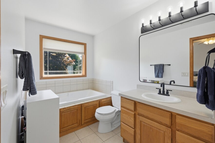 Ensuite Bathroom - 1051 Tamarack Way