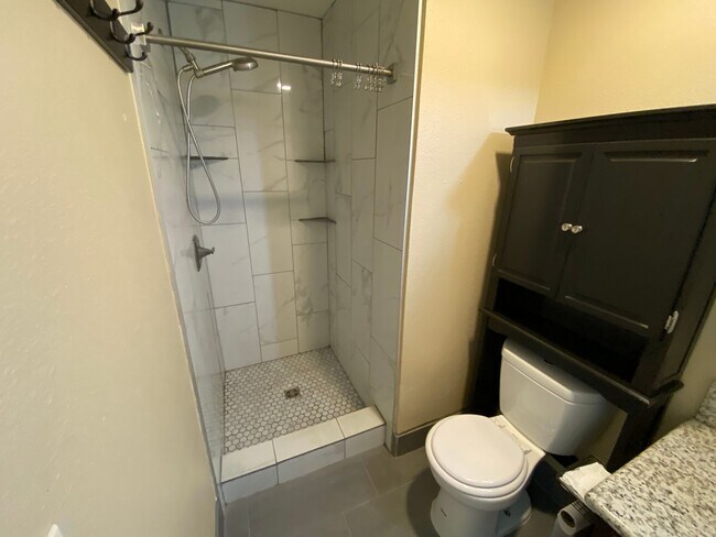 Building Photo - Charming home for rent in Visalia