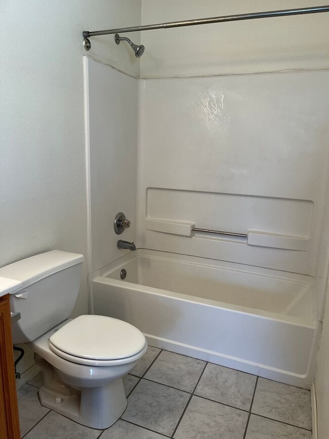 Building Photo - Cozy 3 Bedroom 2 Bathroom Home In The NW!