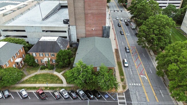 Building Photo - North Thomas 472-492