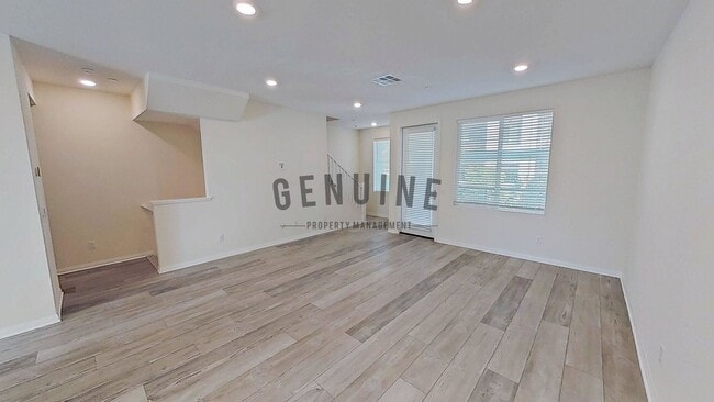 Building Photo - Beautiful Tri-Level 3Bd 2.5Ba Townhome in ...