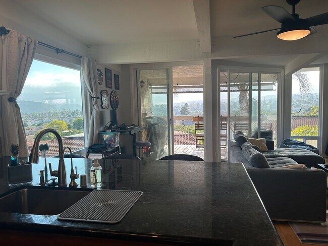 Building Photo - Luxurious Carlsbad Townhome with Ocean Views