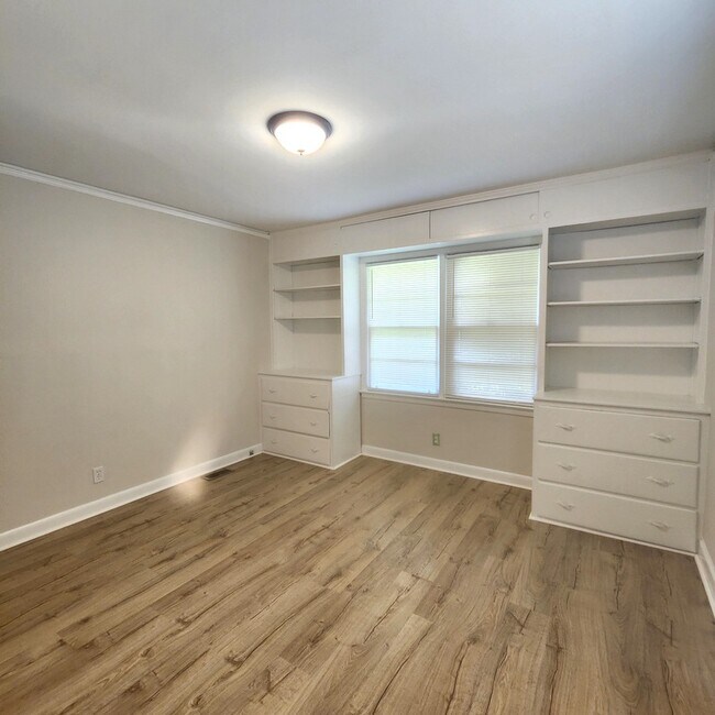 Building Photo - 6 N Gaywood Dr