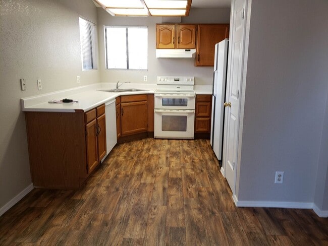 Building Photo - AVAILABLE NOW IN AHWATUKEE!!!