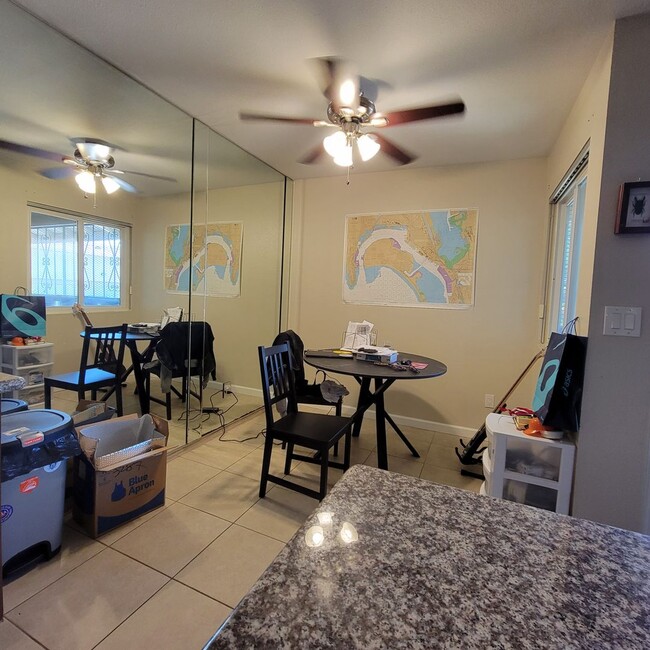 Building Photo - Spacious 2 bedroom 1 bathroom Condo with L...