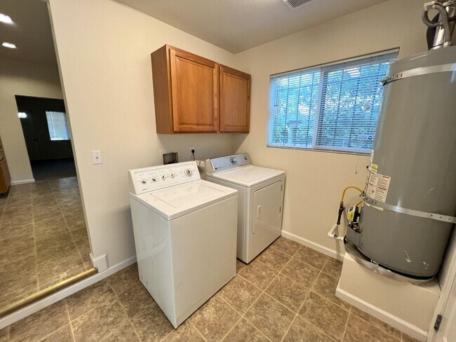 Building Photo - Beautiful 3 bedroom, 1 bathroom home locat...