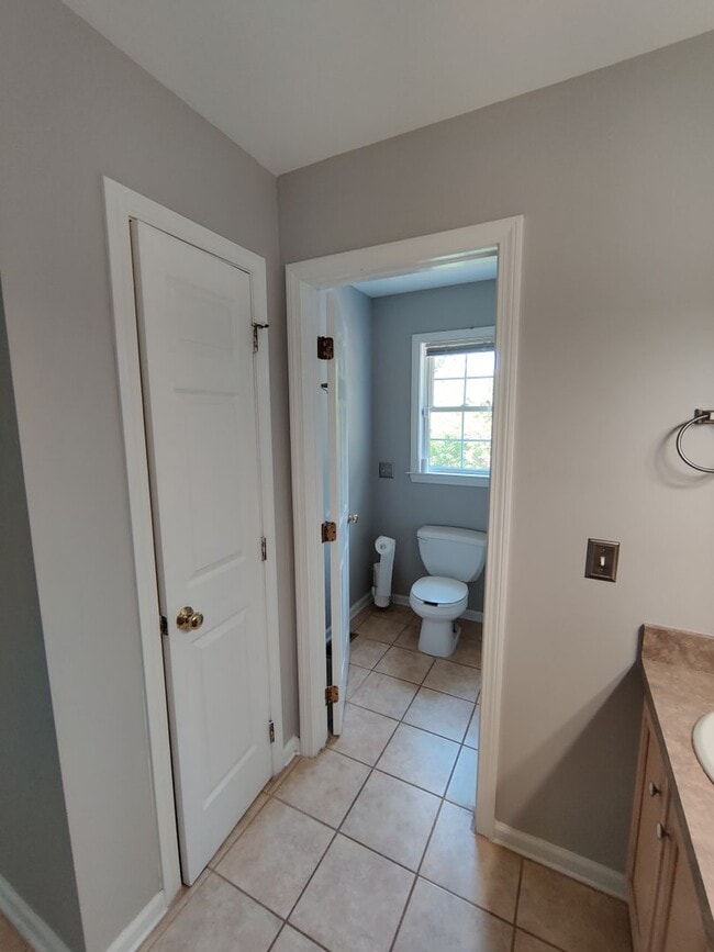 Building Photo - Lovely 4BD / 2 Bath High Ranch