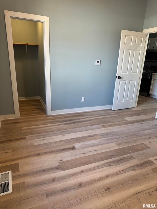 Building Photo - 627 N Division St