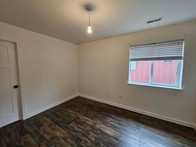 Building Photo - Modern 3 Bedroom, 2.5 Bath Home in Hillsboro with Granite Countertops and 2 Car Garage!