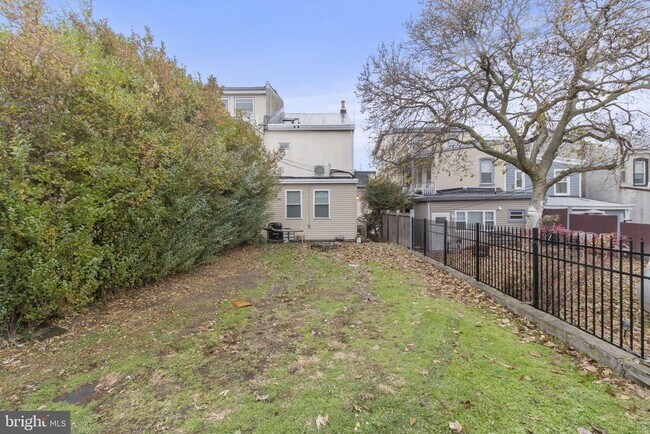 Building Photo - 237 Roxborough Ave