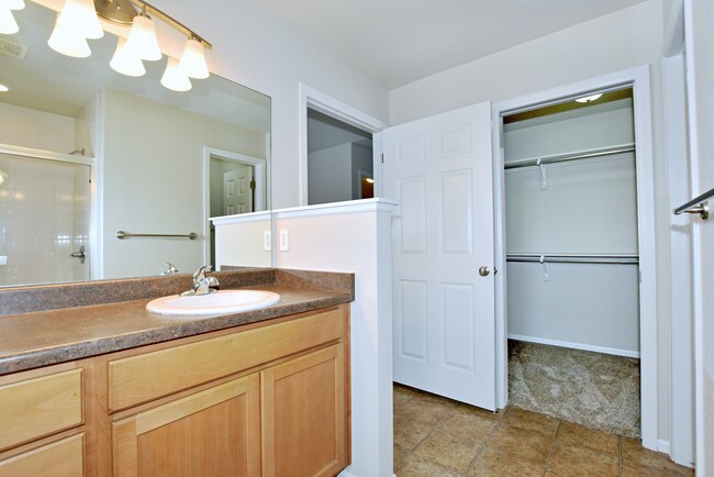 Primary ensuite bathroom - 6349 Orchard Park Dr