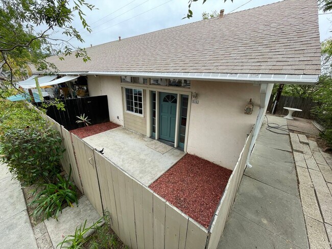 Building Photo - End Unit 2 bedroom, 2 bath Townhouse