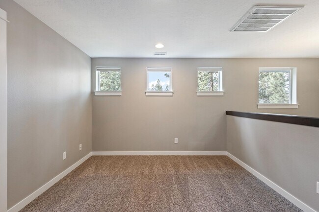 Building Photo - Modern 3 BR home on beautiful wooded lot in Sisters