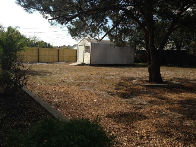 Building Photo - 4 Bed 1 Bath Home | Pet Friendly | Washer Dryer Hook Ups | Section 8 Welcome