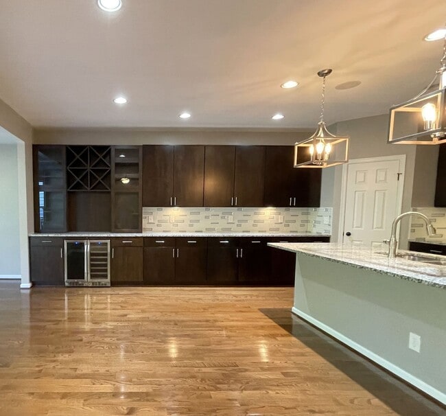 Building Photo - Spectacular 4 Bed 3.5 Bath Townhouse In Br...