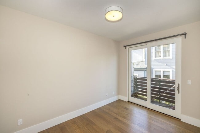 Building Photo - 13 Year "Young" 3 Bed, 3 Bath Contemporary Home- Steps to University Ave!