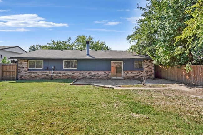 Building Photo - 412 W Austin St