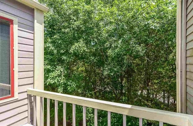 Building Photo - 2 Bed/ 2.5 Bath Townhouse