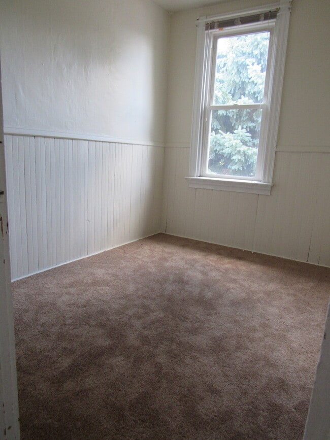 Building Photo - 2 to 3 bedroom home only $1,100.00 per month plus utilities.