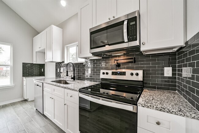 Building Photo - 16613 E Lynbrook