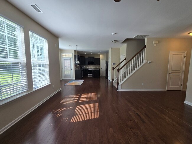 Building Photo - Spacious 4BR, 2.5BA Home with Screened Pat...