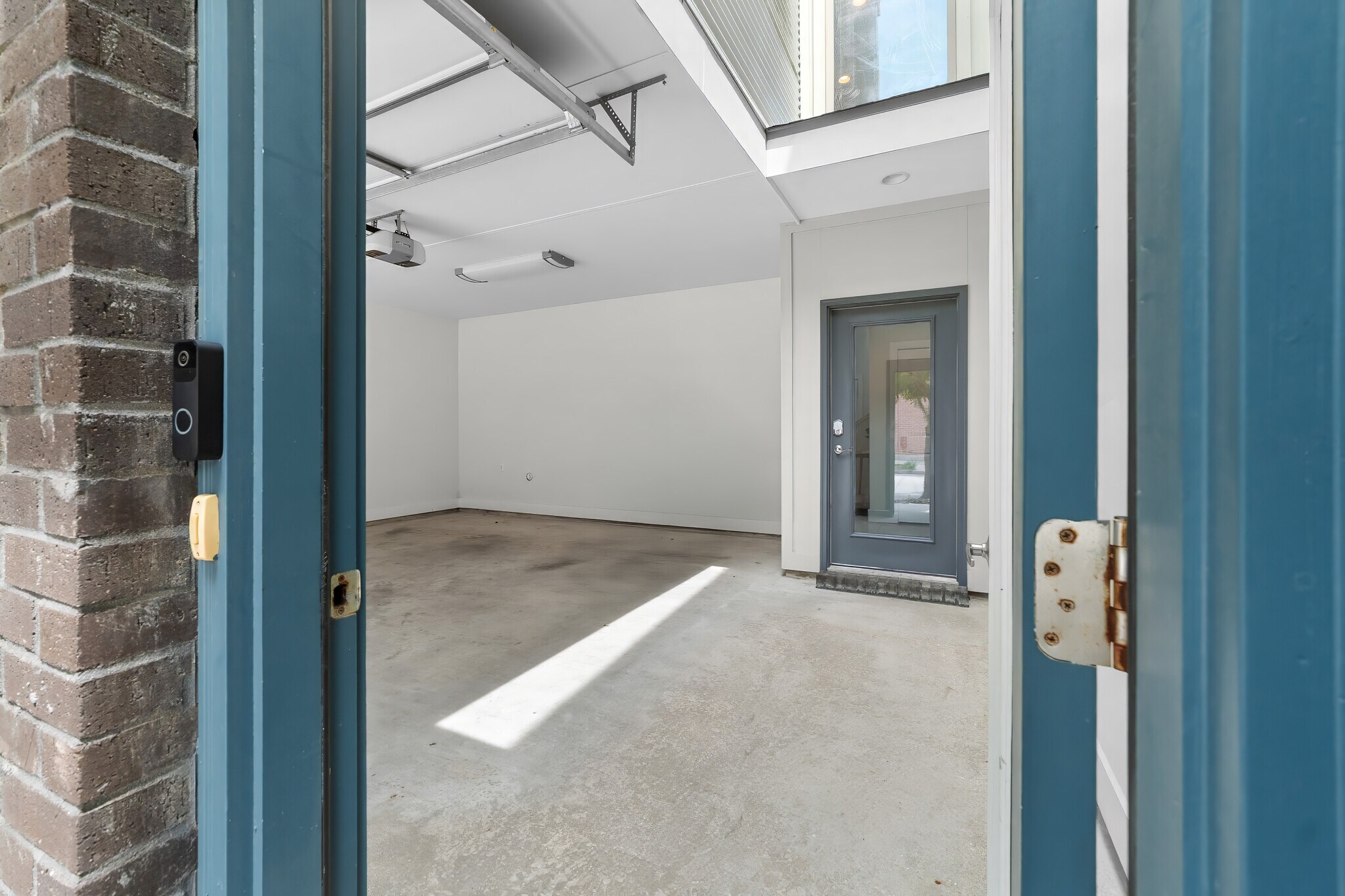 Building Photo - 212 Highland Oaks Ln