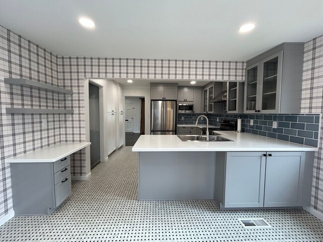 Building Photo - Newly Remodeled 2 bedroom 1 bathroom Home