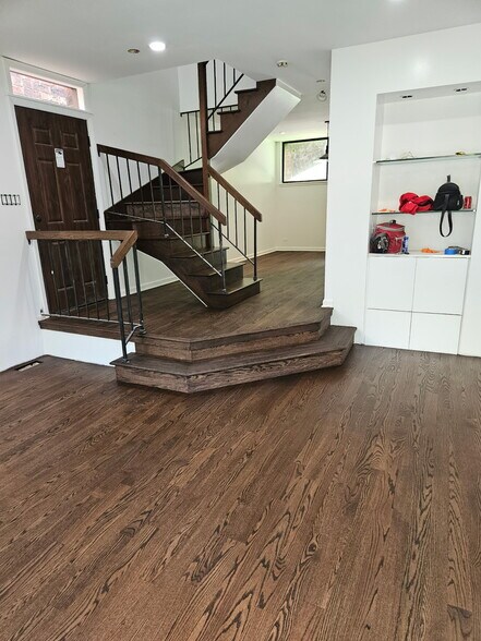 spacious front living room - 810 S May St