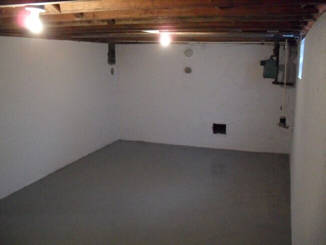 Building Photo - **3-BEDROOM HOME W/ ATTACHED GARAGE IN BEECHWOLD!!**
