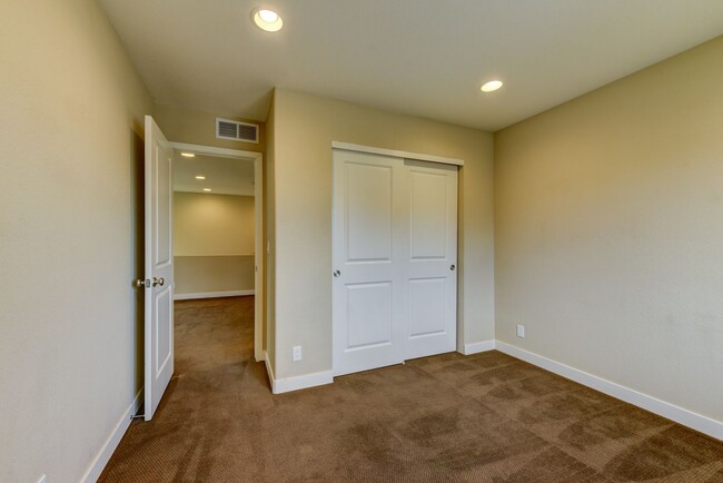 Building Photo - Beautiful 3 bed Uptown Broomfield Townhome...