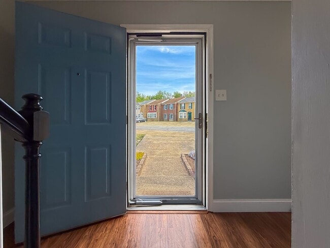 Building Photo - Double En-Suite Townhome