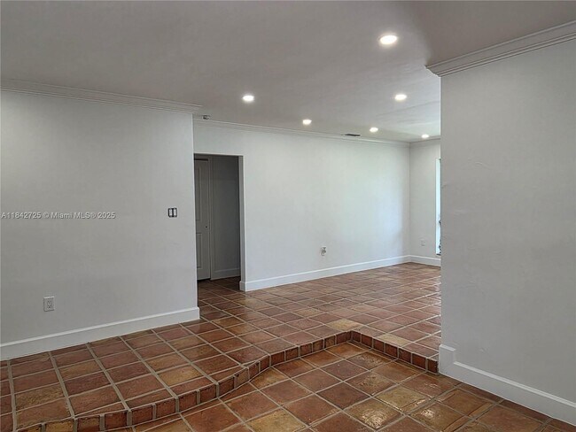 Building Photo - 13920 Kendale Lakes Blvd