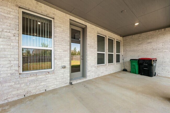 Building Photo - 20914 Kadefield Dr