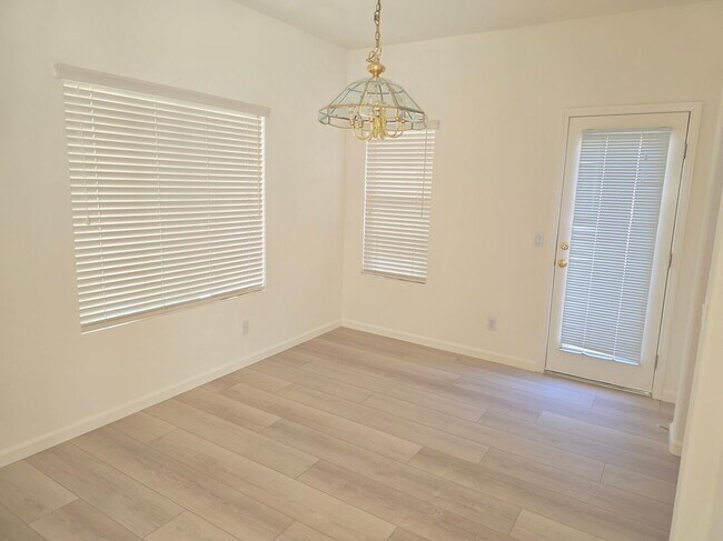 Building Photo - 549 Cascade Dr