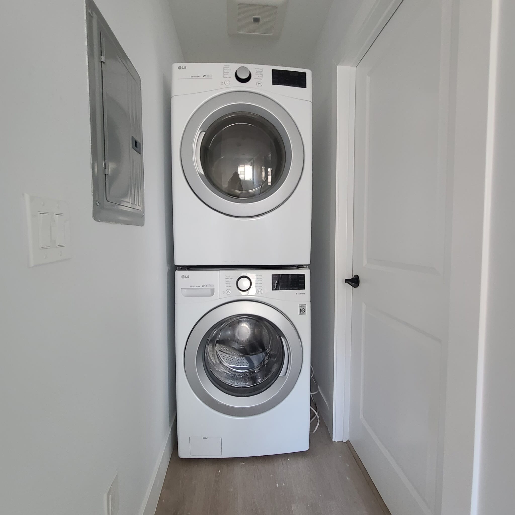 Building Photo - 8151 Hazeltine Ave