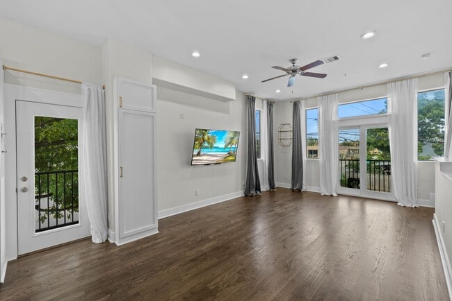 Building Photo - Rare 2BR/2BA Townhome with Spacious Yard i...