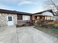 Building Photo - Spacious single family home with fenced ba...