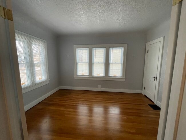 Building Photo - 405 Vassar Dr SE