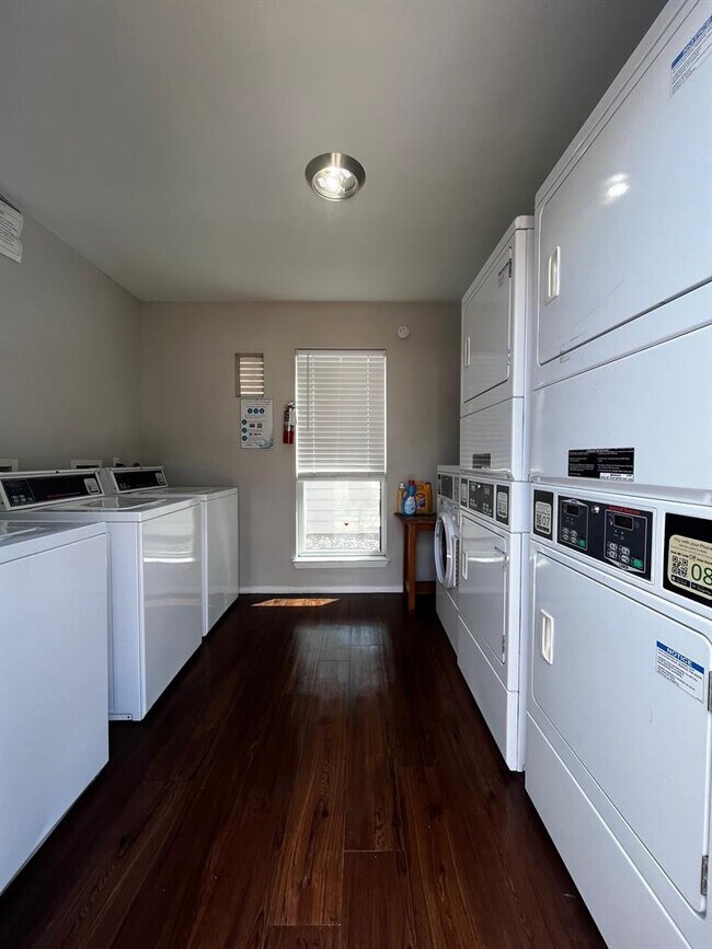 Building Photo - 2512 Durwood St
