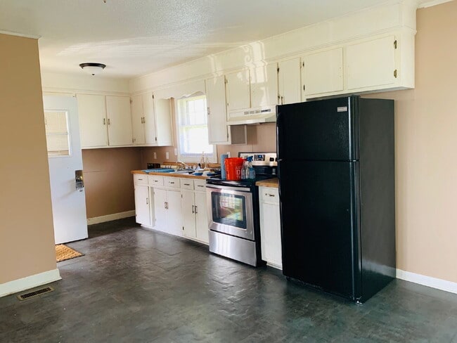Building Photo - CUTE 3 BR, 1 BA BRICK HOME IN CONVENIENT MT OLIVE LOCATION