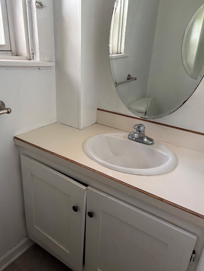 Building Photo - 3 bed + bonus room and 1 bath