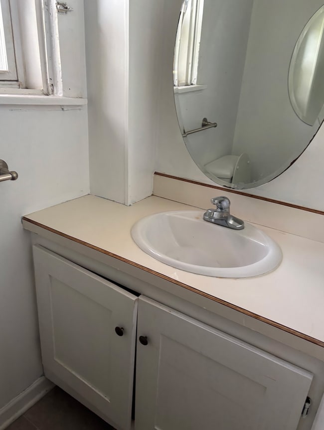 Building Photo - 4 bed 1 bath