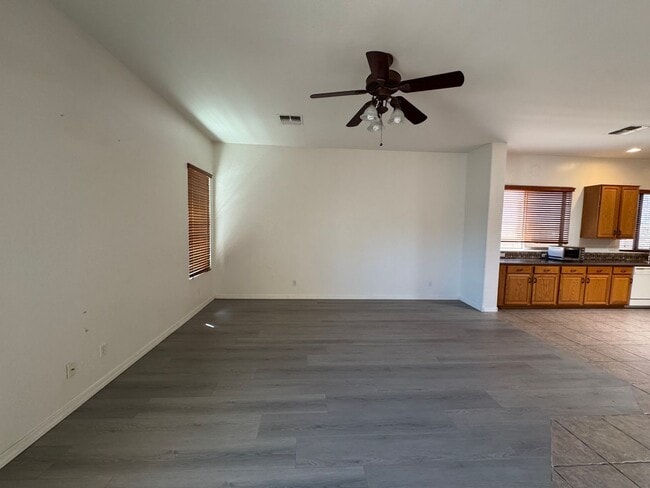 Building Photo - ***1st month's rent 1/2 off** 4BD / 3BA Ch...