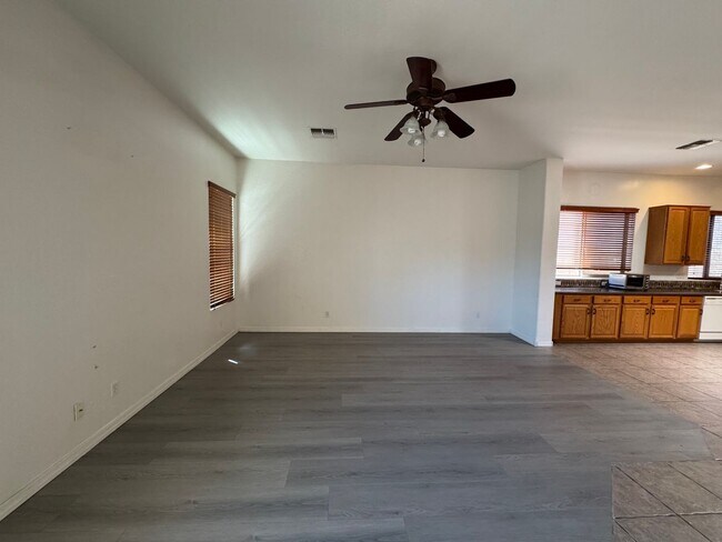 Building Photo - ***1st month's rent 1/2 off** 4BD / 3BA Chandler Home for Rent!