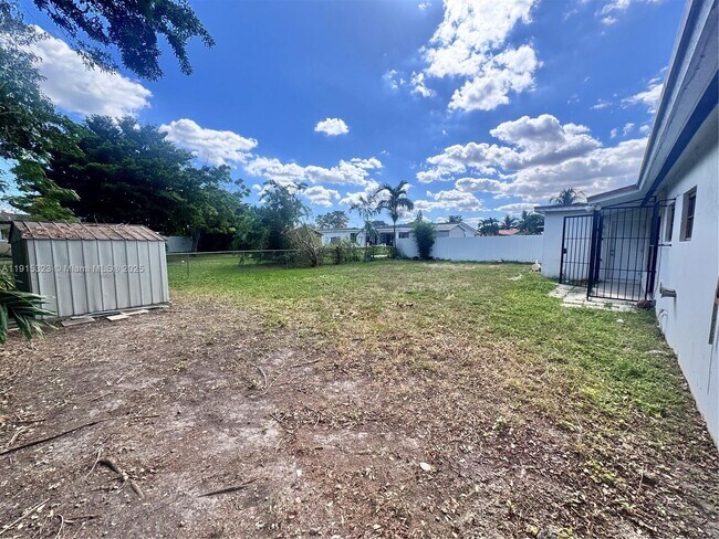 Building Photo - 2715 SW 119th Ct