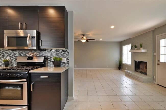 Building Photo - 10110 Woodland Village Dr